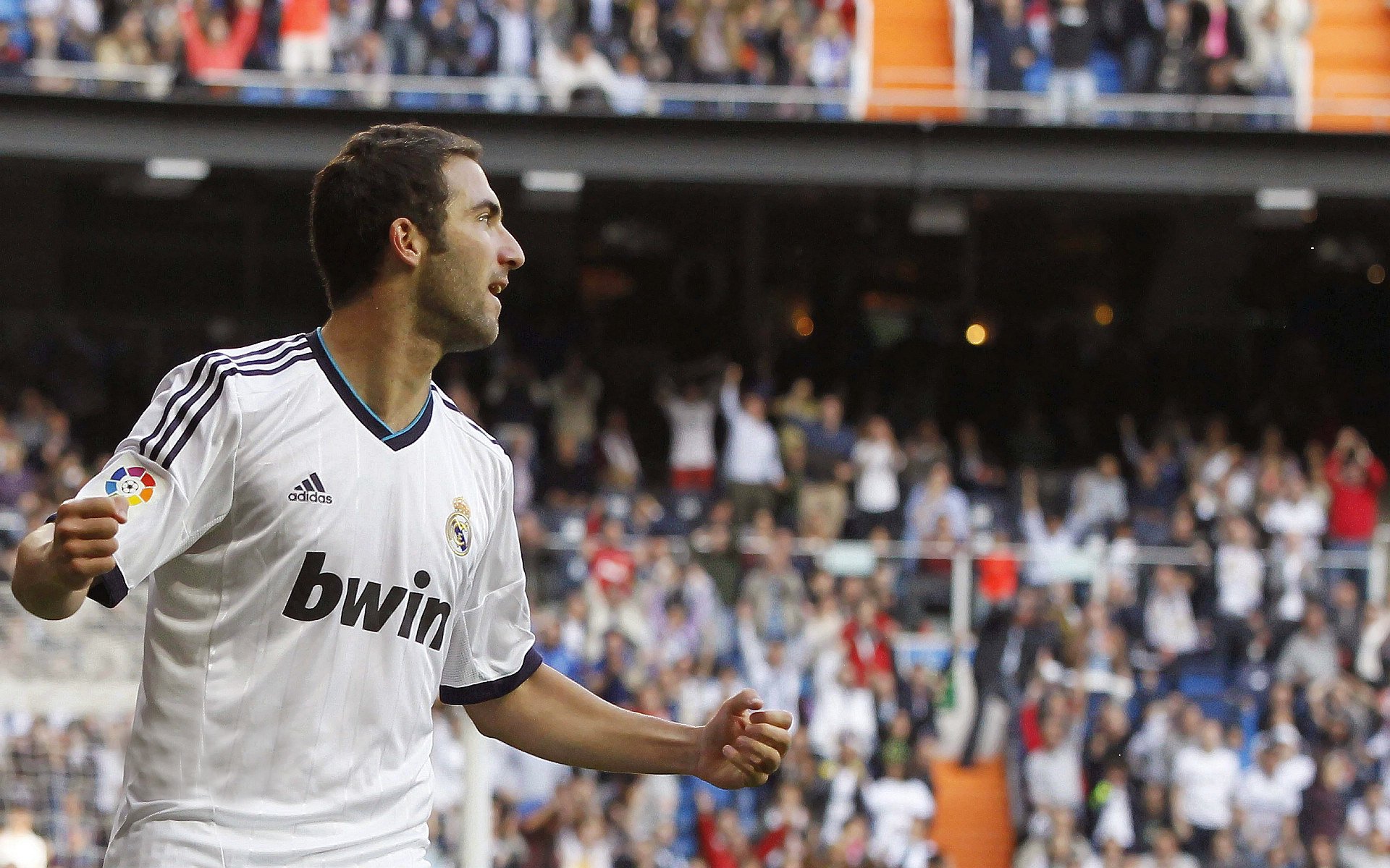 “中超联赛观众席座无虚席，足球魅力不断扩大”，中超观众人数限制