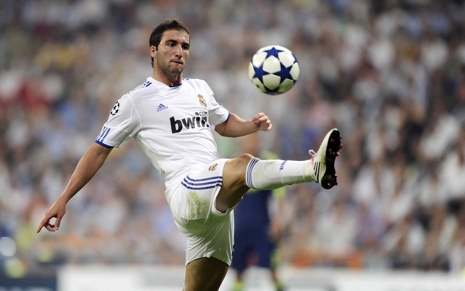 “中超联赛观众席座无虚席，足球魅力不断扩大”，中超观众人数限制